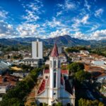 Vista aérea de Andradas, em Minas Gerais, com a área urbana, uma igreja e montanhas ao fundo
