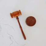 Martelo de leilão sobre mármore